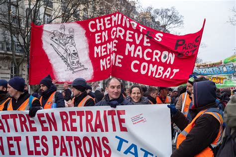 Réforme Retraites Manifestations En images : Les slogans dans les manifestations contre la réforme des  retraites en France